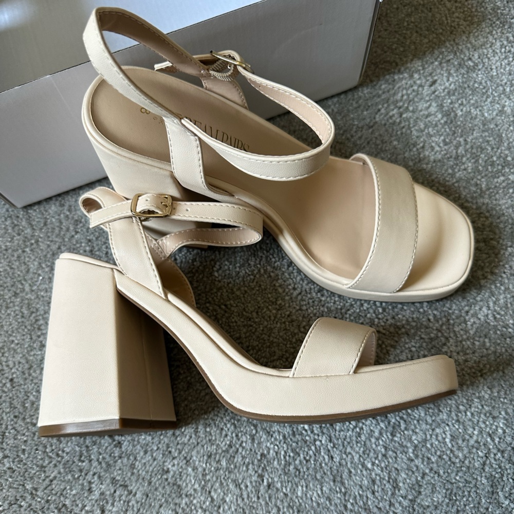 NWOT Dream Pairs nude block heel, size 8